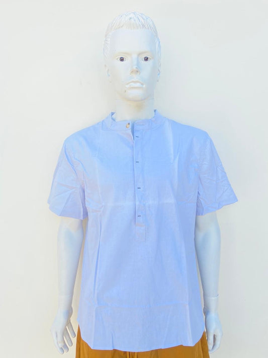 Camisa en color azul claro, manga corta y cuello mandarin.