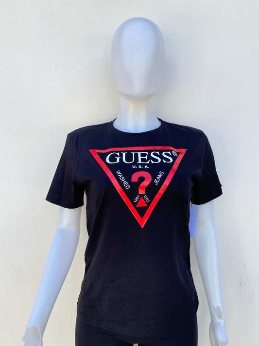 T shirt GUESS Original, en color negro,con logotipo de la marca al frente en color rojo y letras Guess en color blanco y bordado en el cuello en color rojo.