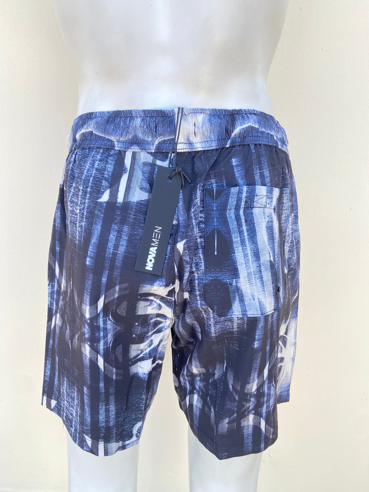 Bañador/ Baggy, negro con detalles en color azul marino y blanco.