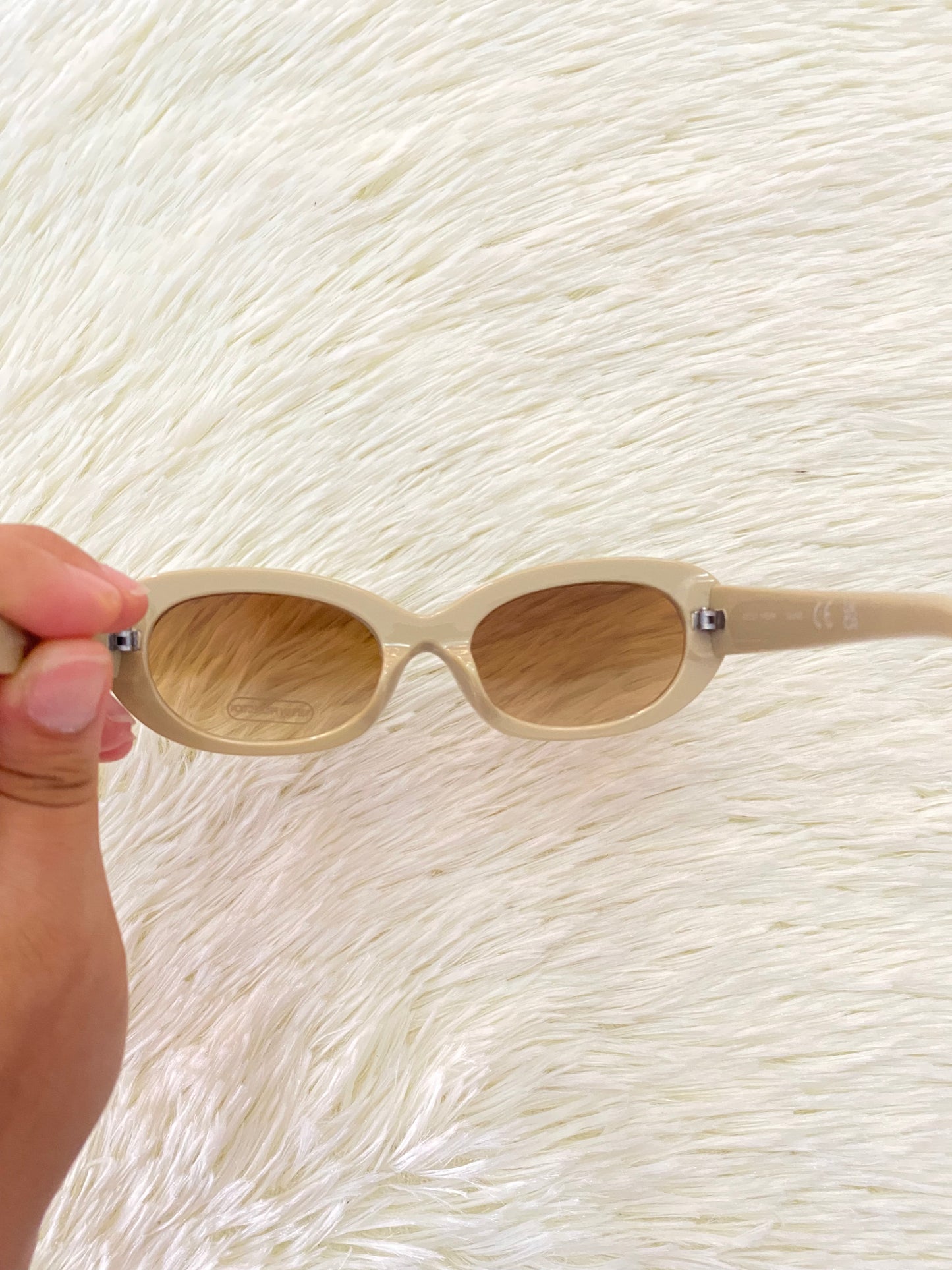 Lentes en color crema con micas verde oscuro.