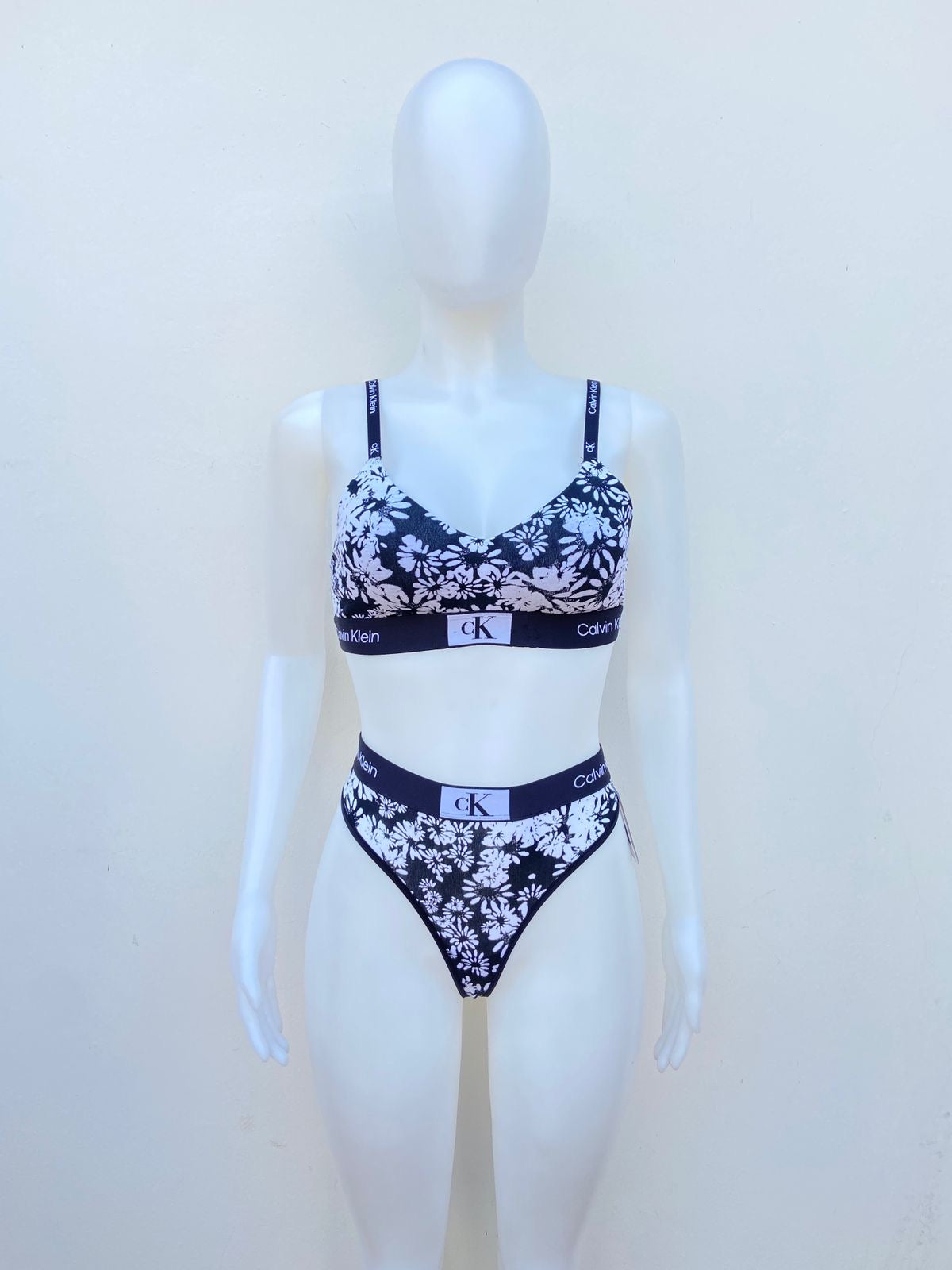 Conjunto Calvin Klein original, negro con blanco Panti y brasier con estampado de rosa y cK en el centro.