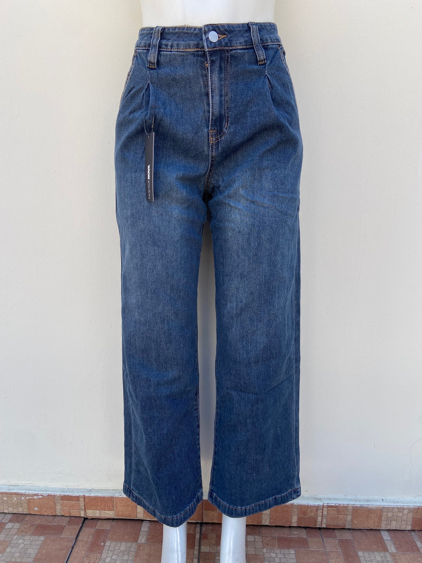 Pantalon Jean, azul oscuro ancho abajo, botones plateado.
