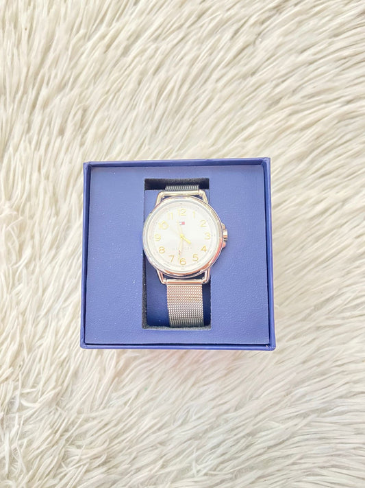 Reloj Tommy Hilfiger Original en color plateado con detalles en color dorado y logotipo de la marca en el interior