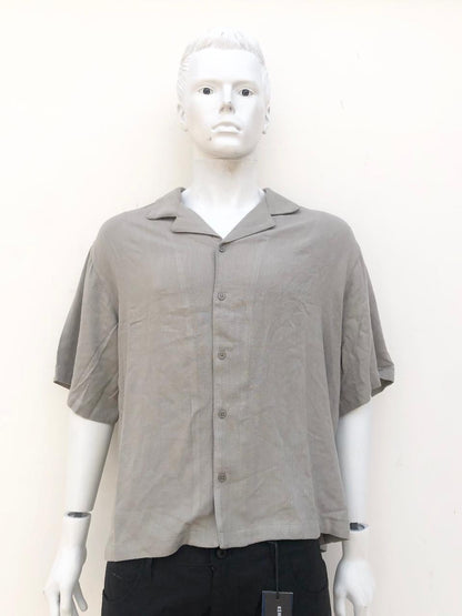 Camisa, 30% lino 70% algodón verde oliva opaco, manga corta.