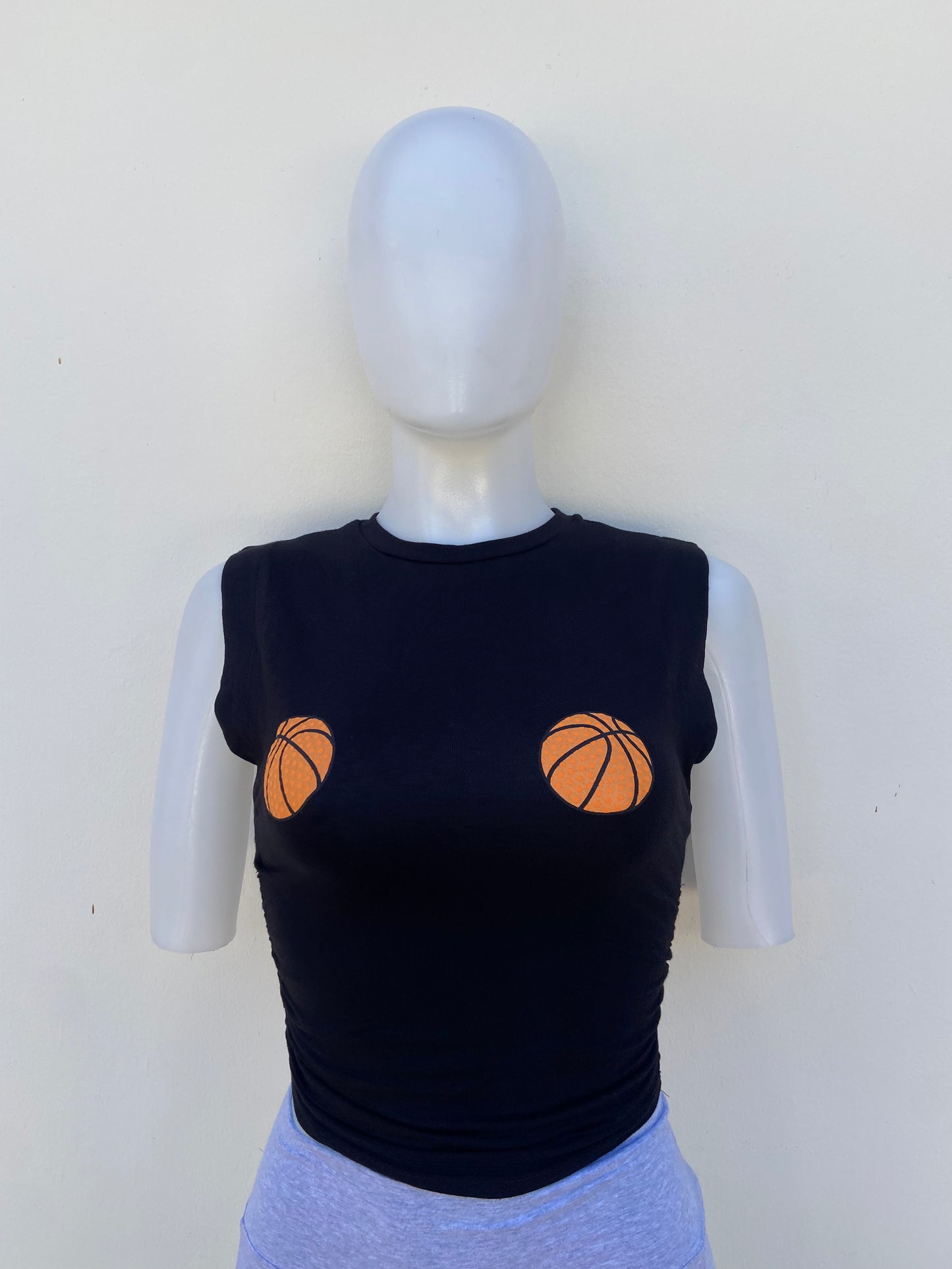 Top, negro con estampado de dos pelotas de basketball.