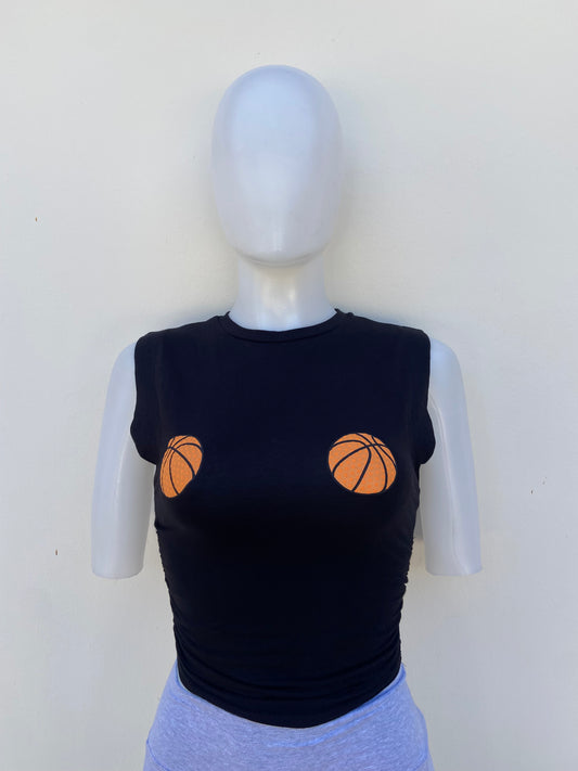 Top, negro con estampado de dos pelotas de basketball.