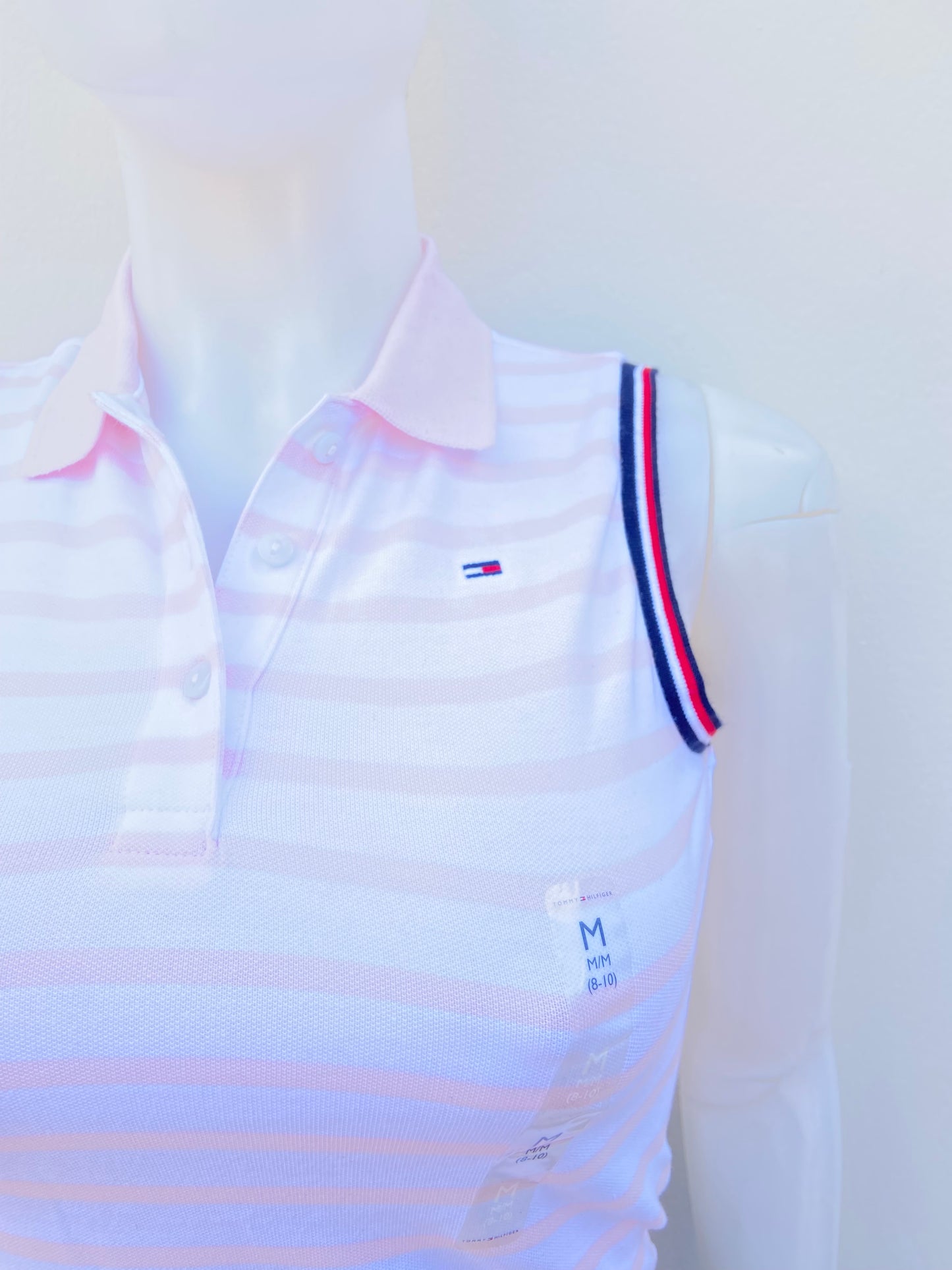 Polocher/ Top Tommy Hilfiger original rosado claro, con rayas en color blanco y líneas rojo, blanco y azul en las mangas.