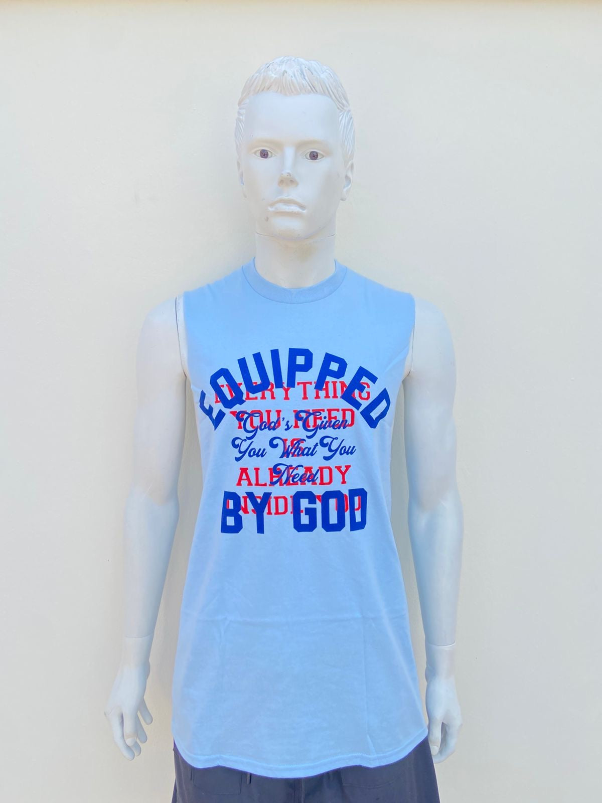 Franela azul con letras en color azul y rojo al frente, EQUIPPED BY GOD.