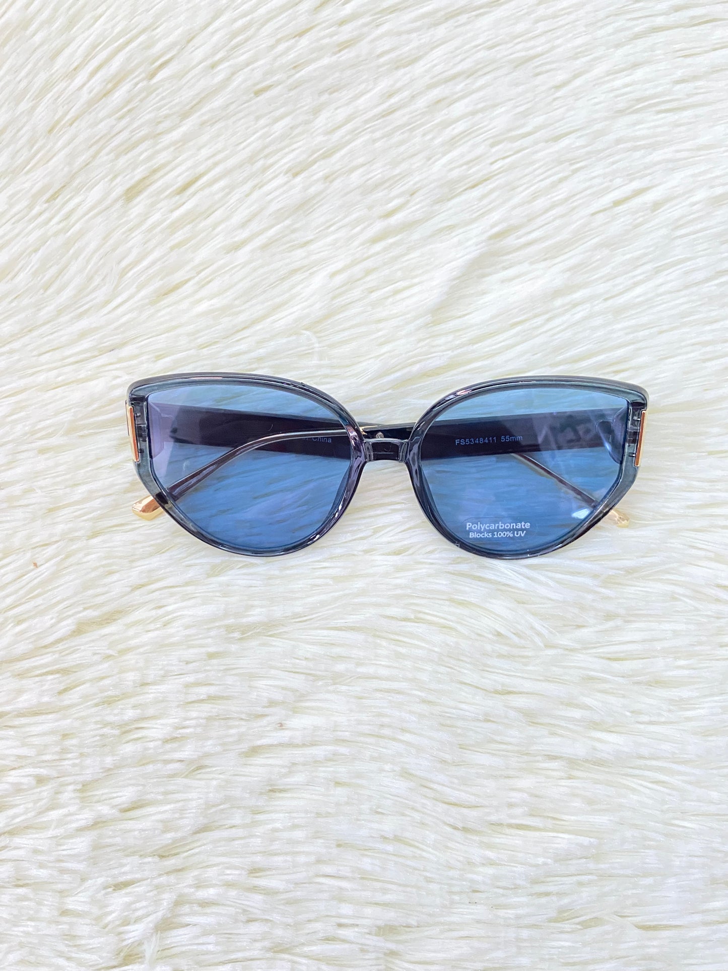 Lentes, negros con montura negra y dorada y micas de color azul, estilo gato, con protección UV 100% Polycarbonate.