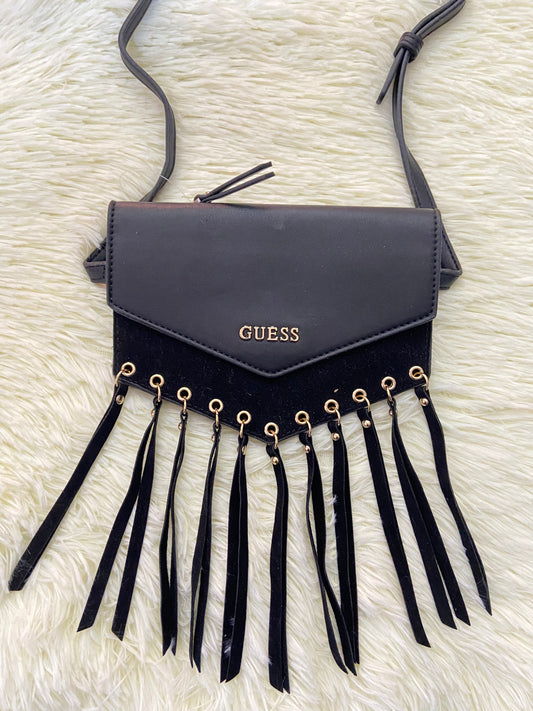 Cartera GUESS original, negra con tirantes colgantes y placa  GUESS en color dorado.