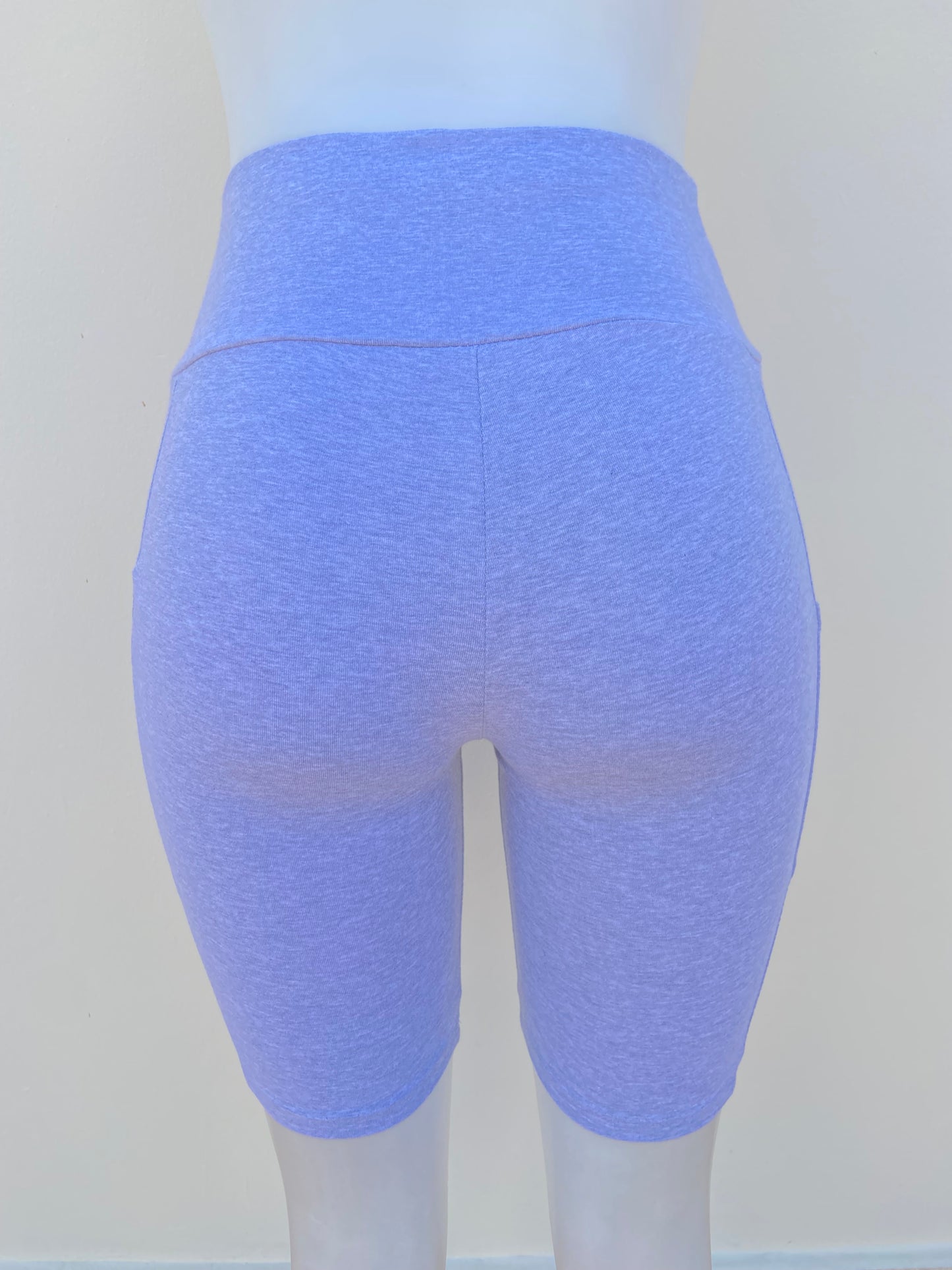 Legging AMBIANCE original, color gris lisa con bolsillos en los lados.