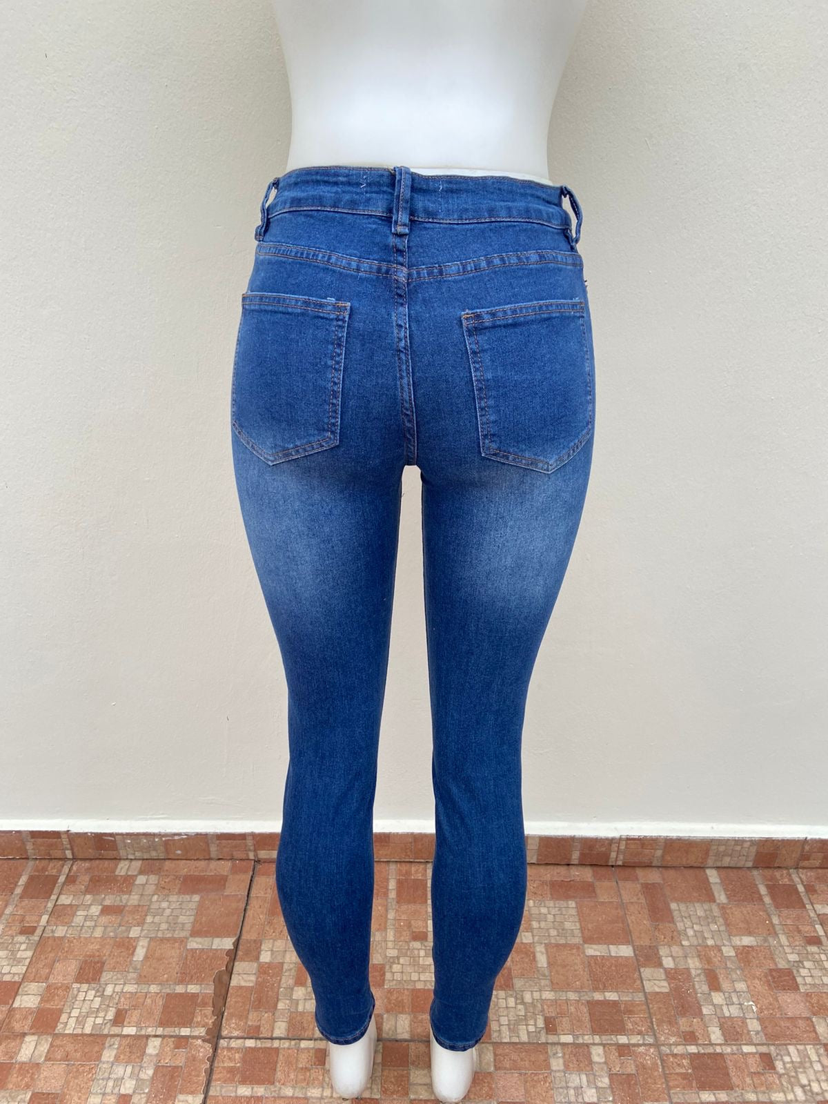 Pantalón Jean, azul oscuro liso con costura en hilo marrón, SKINNY JEANS.