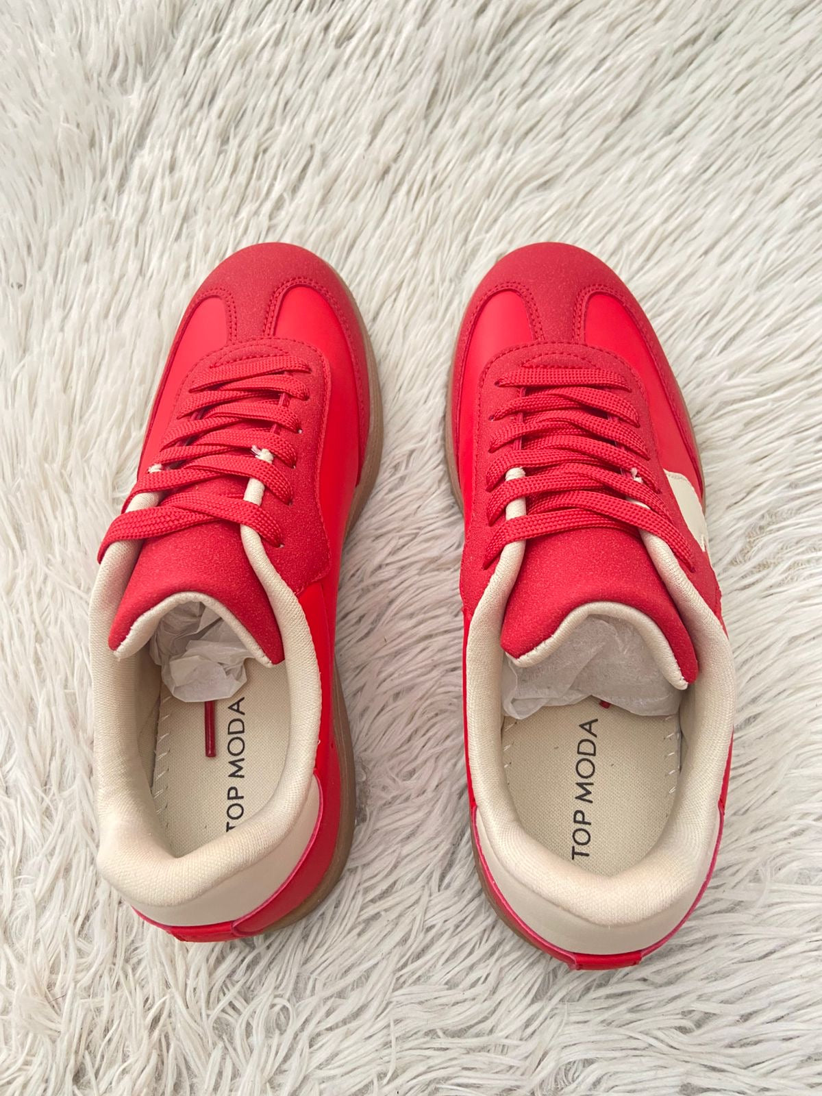 Tenis TOP MODA original, rojo con crema y suelas en color marrón.