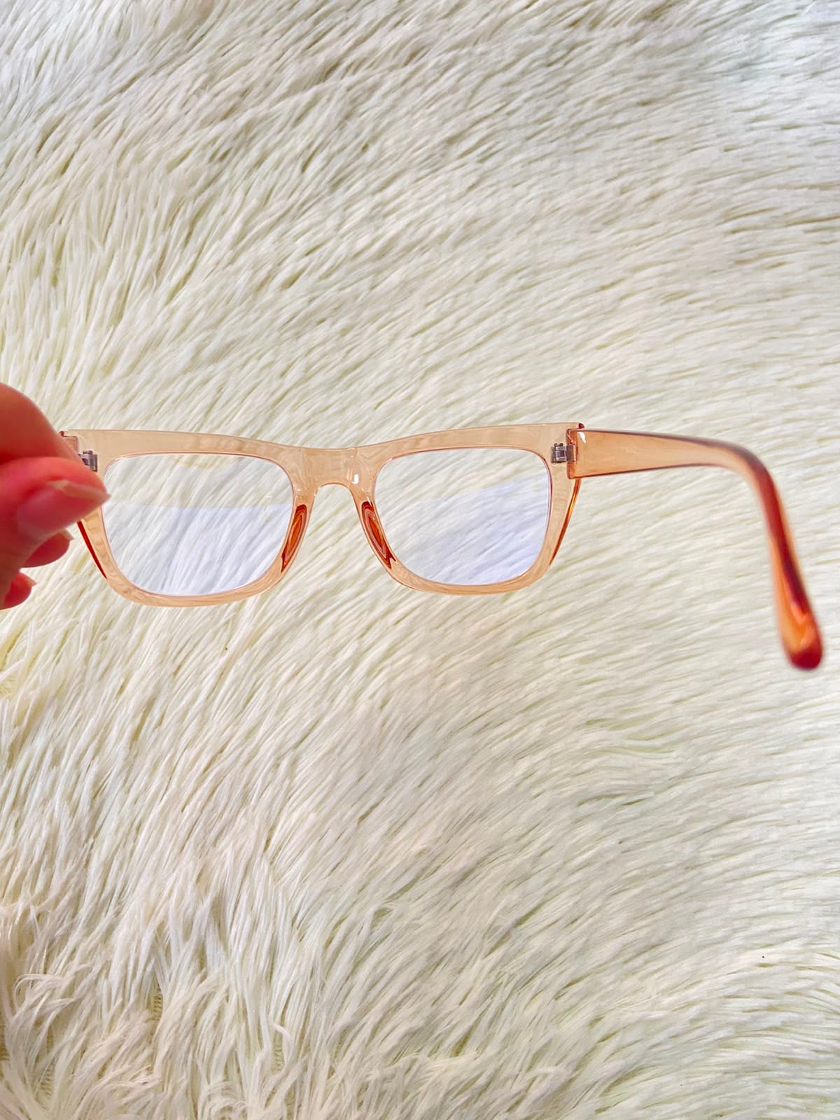Lentes, en color rosado transparente estilo cat eye.