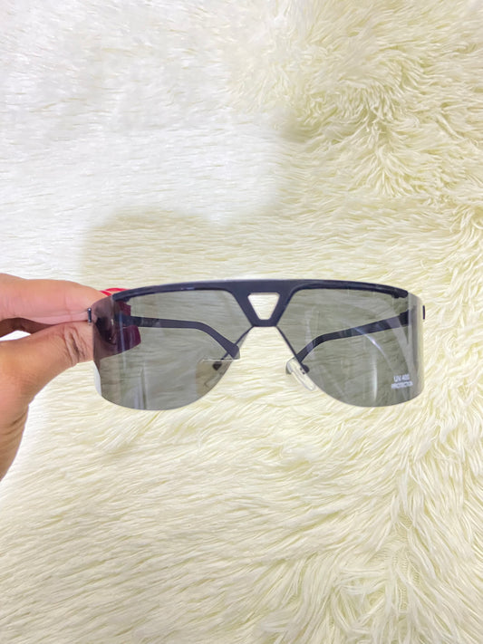 Lentes, negro con montura negro matte y triángulo en frente, protección UV 400.