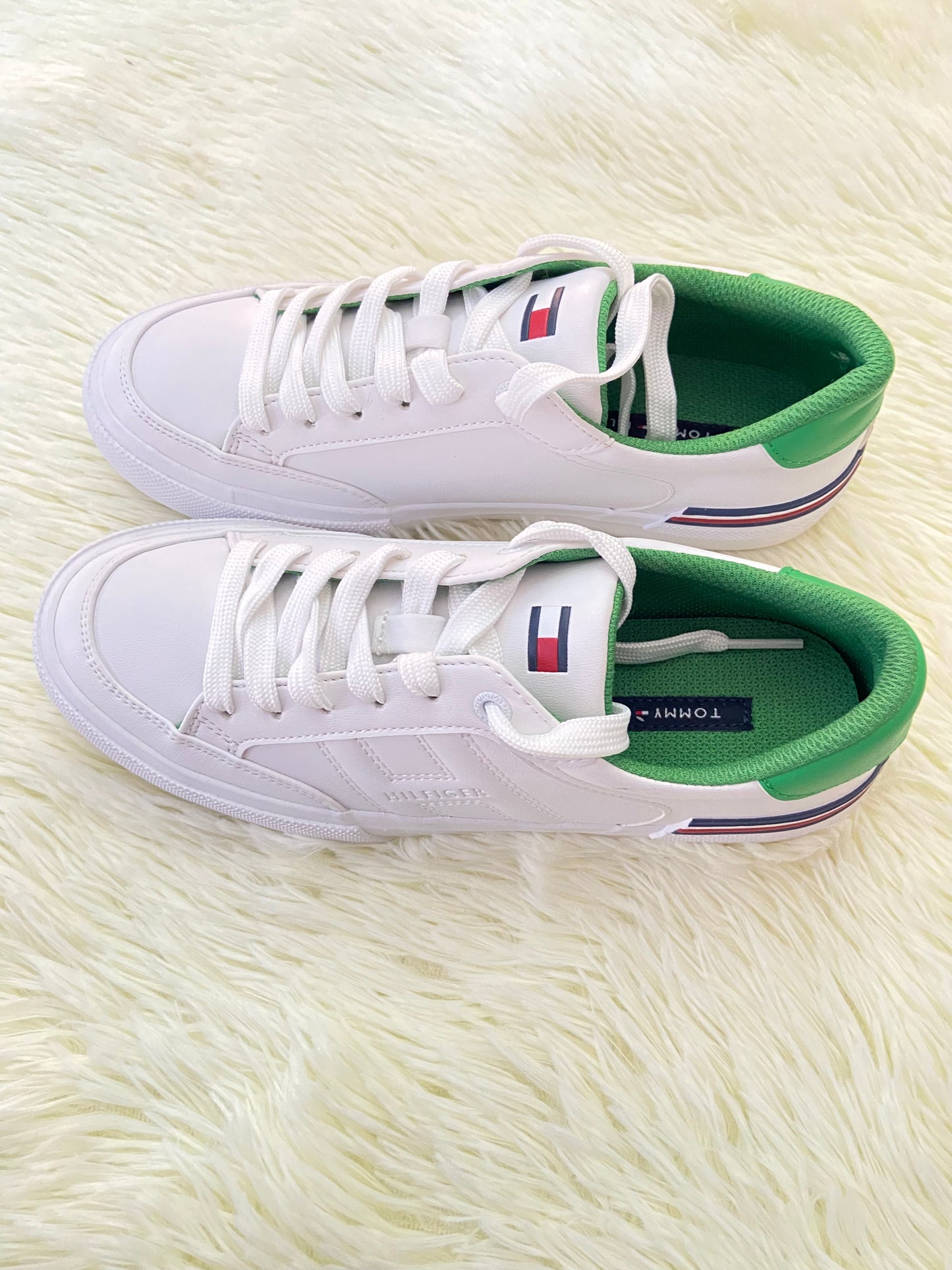 Tenis TOMMY HILFIGER original, blanco con verde en la parte trasera y letras HILFIGER en los costados.