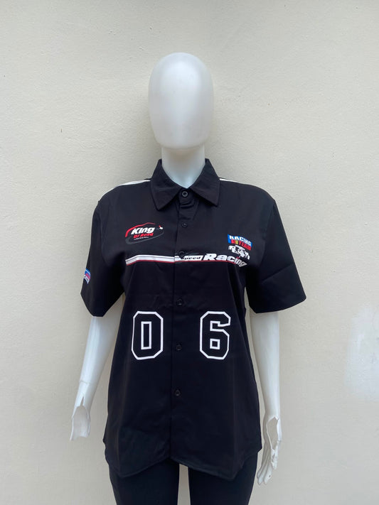 Camisa negra con estampados inspirados en carreras número 06 al frente y 3 atrás
