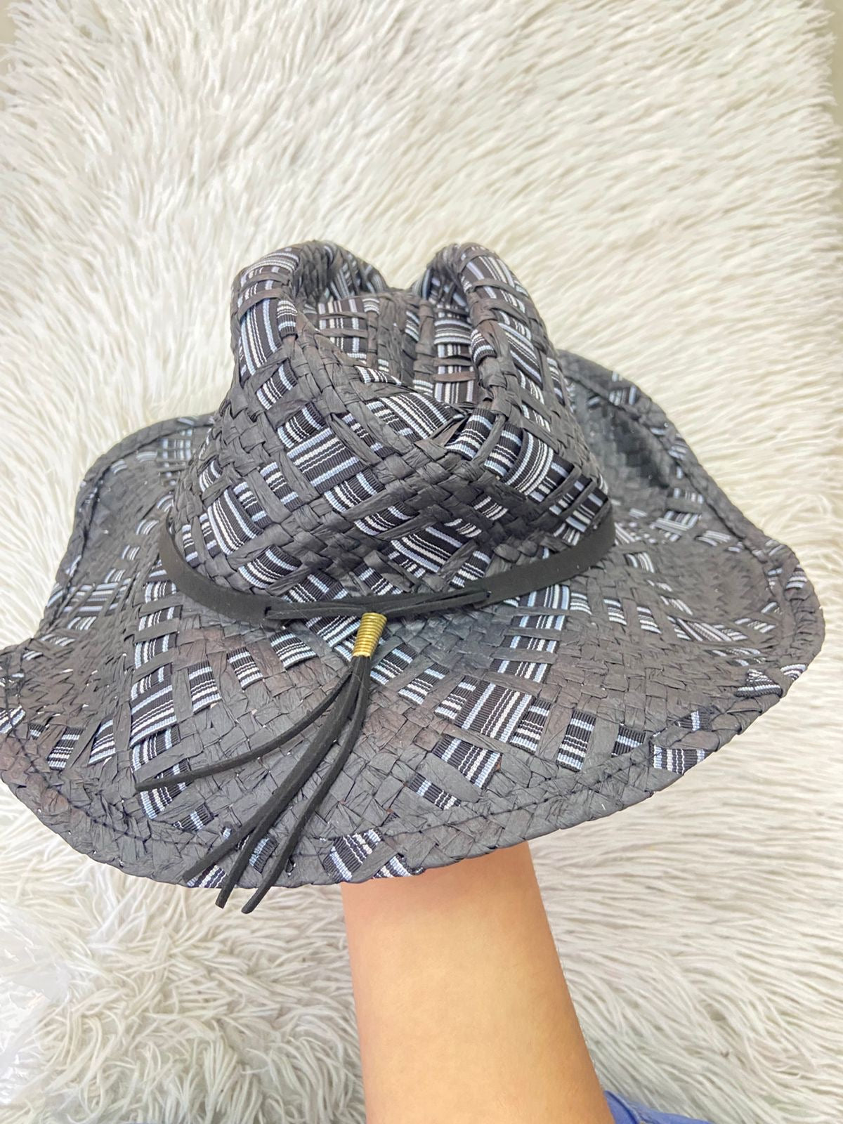 Gorro en color negro tejido con tejido de hilo y tela cruzada en color negra y tonos azules y lazo caido al frente