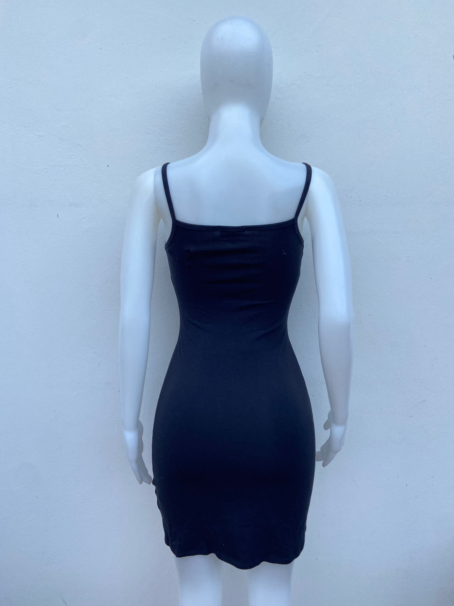 Vestido Fashion Nova original negro con botones en frente.