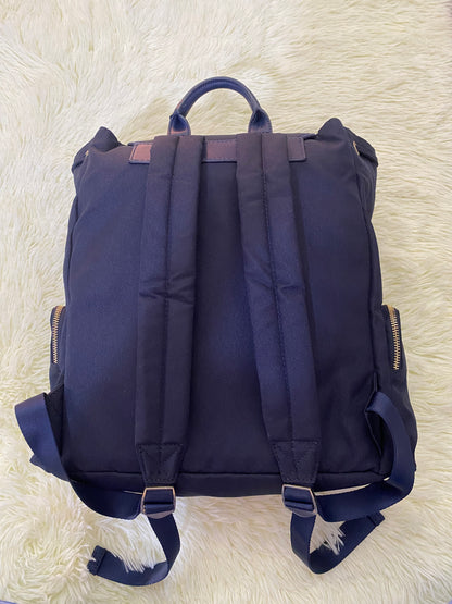 Mochila Tommy Hilfiger original en color azul marino, nombre TOMMY en grande en un bolsillo con el fondo rojo, varios compartimentos, súper espacioso.