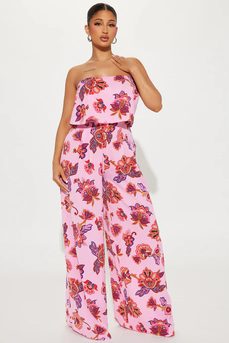 Enterizo, rosado con estampado de flores, strapless.