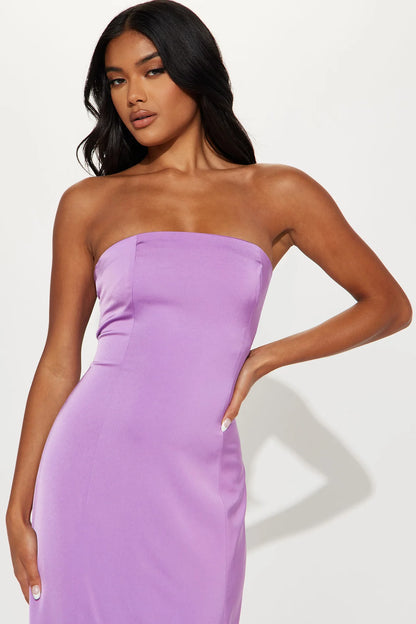 Vestido color lavender morado, Escote recto elegante. Diseño sin mangas. Cierre trasero con zipper