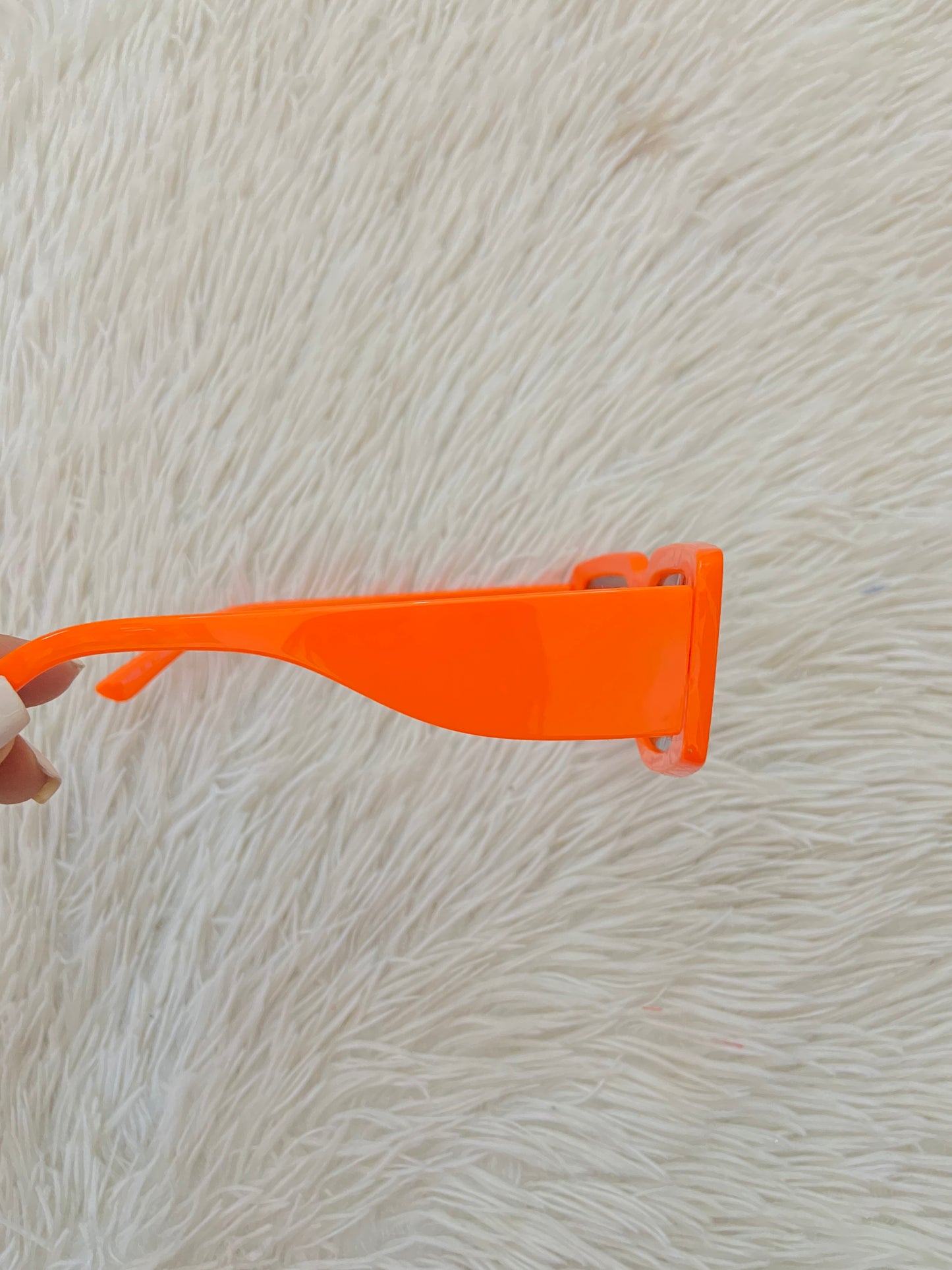 Lentes Fashion Nova original naranja con micas oscuras.