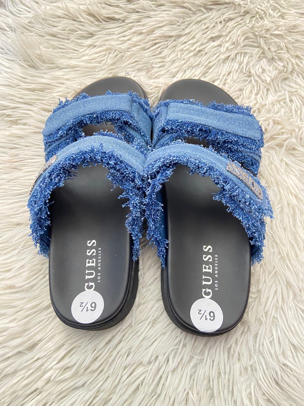 Sandalias GUESS original, negra con azul y tela en Jean con placa GUESS en plateado.