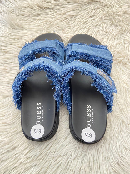 Sandalias GUESS original, negra con azul y tela en Jean con placa GUESS en plateado.