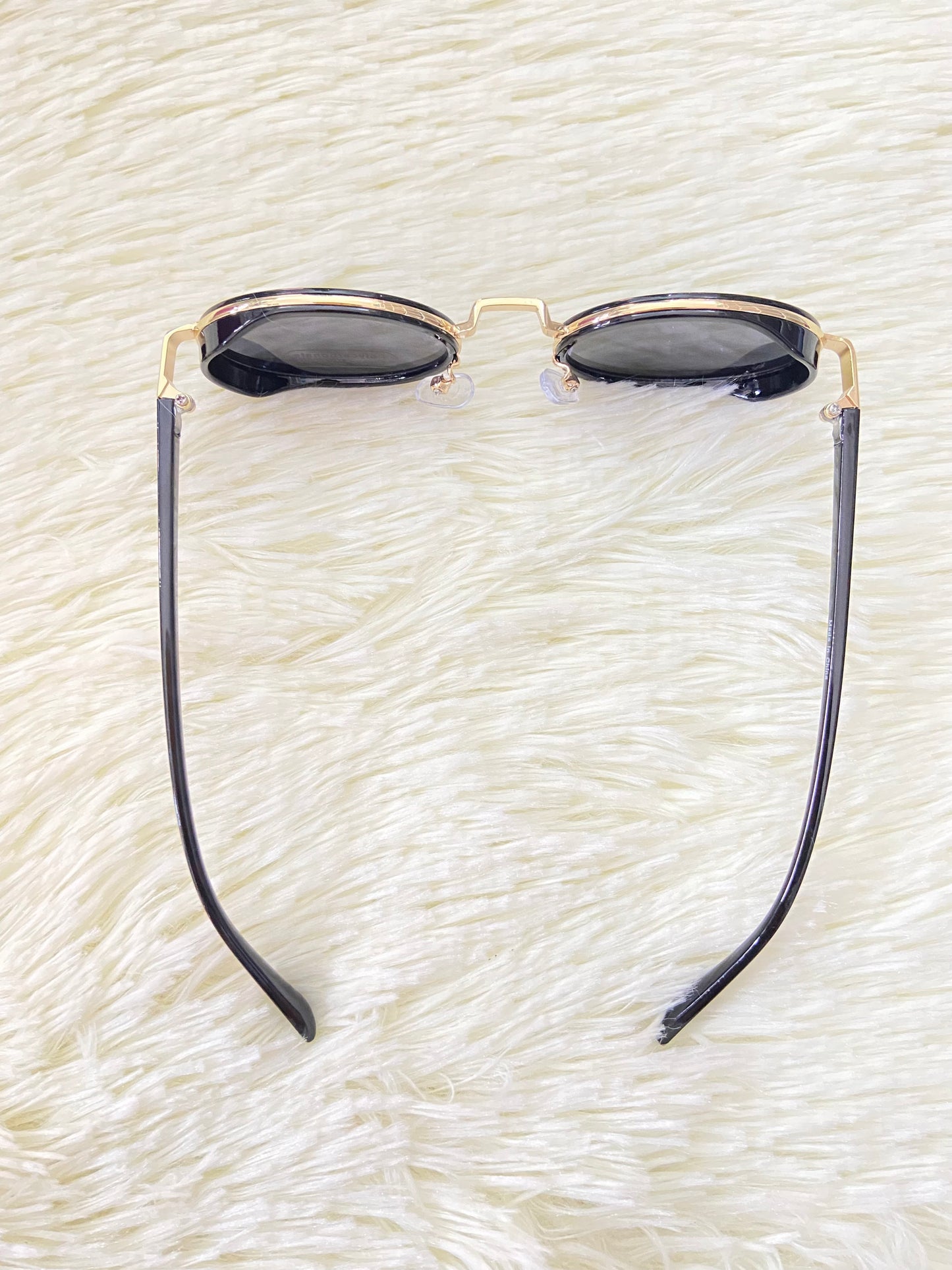 Lentes, negros con montura dorada ovalados, con protección UV 100% Polycarbonate.