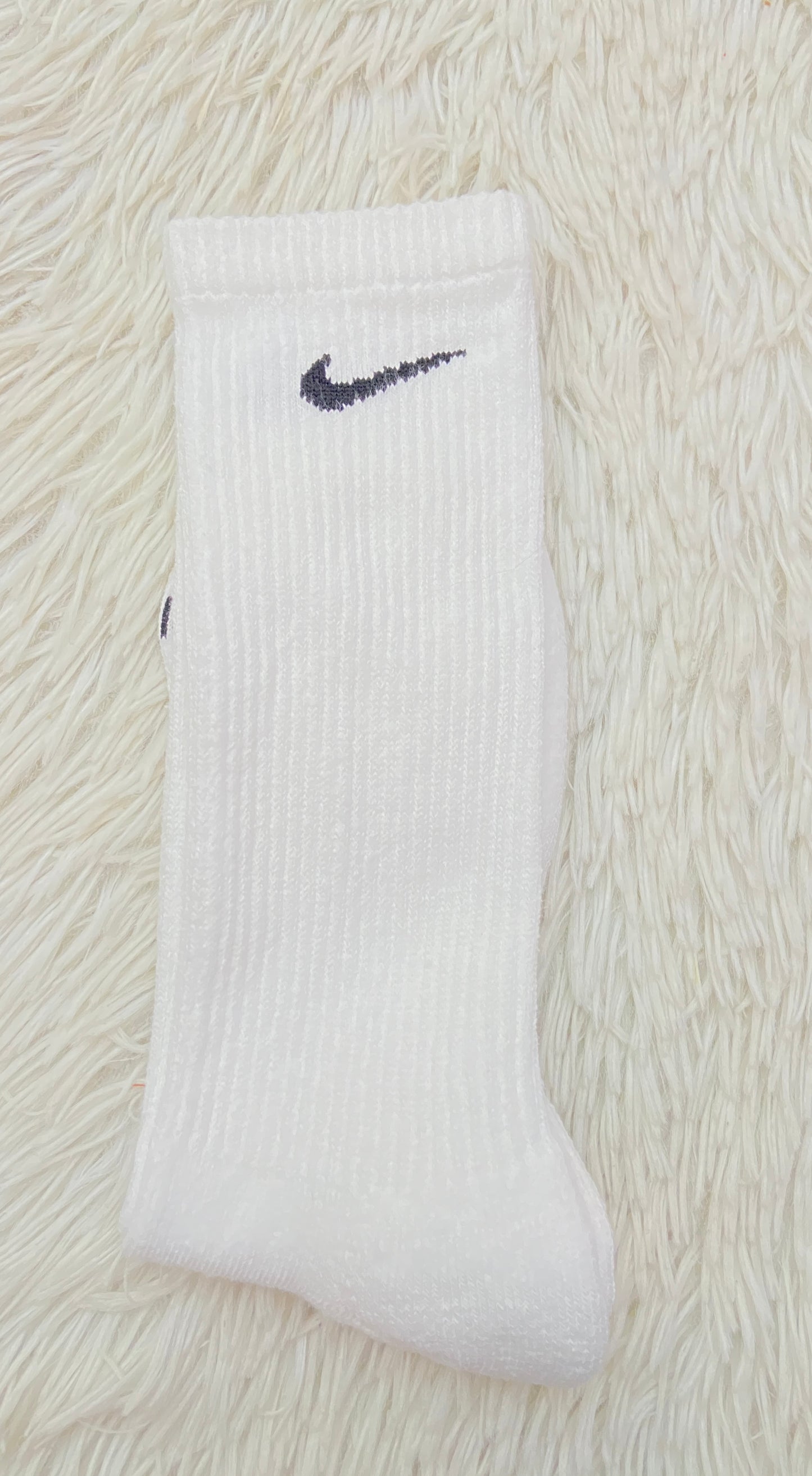 Medias Nike original blanca con logotipo de la marca en negro, altas.