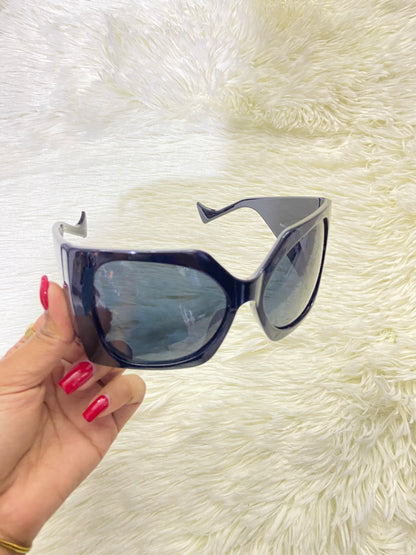 Lentes, negros liso con montura ancha.