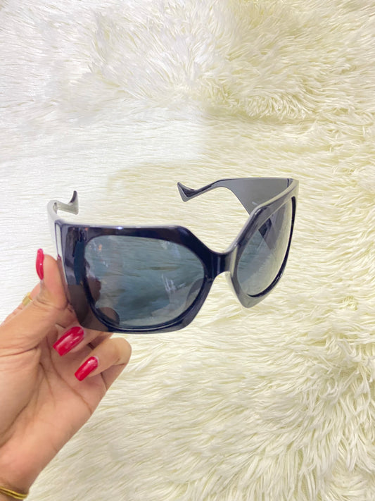 Lentes, negros liso con montura ancha.