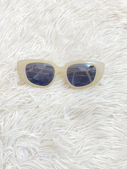 Lentes Forever21 original, diseñados con protección UV 100-400 para proteger tu visión. Color blanco hueso con micas negras.