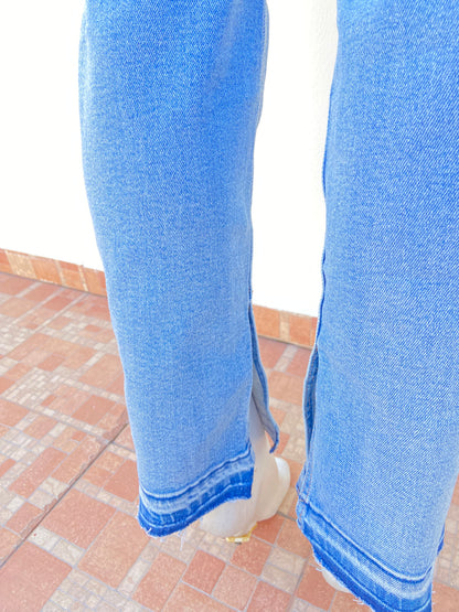 Pantalon Jean claro con degradado blanco con rasgados en las rodillas y abierto en los tobillos.
