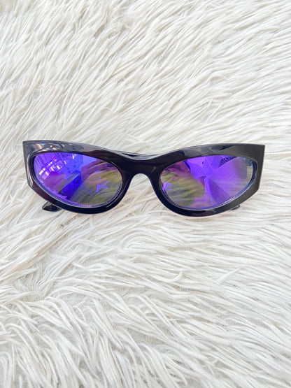 Lentes, diseñados con protección UV 100-400 para proteger tu visión. Negro con micas en color morado/ azul y detalles dorado.