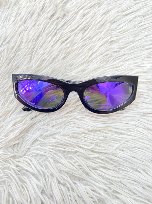 Lentes, negro con micas en color morado/ azul y detalles dorado en los lados.