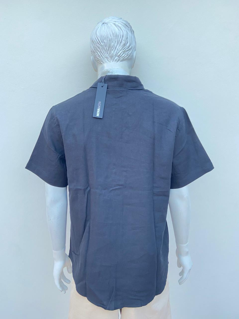 Camisa 55% lino 45% algodón, negra lisa, manga corta y con botones al frente en color negro.