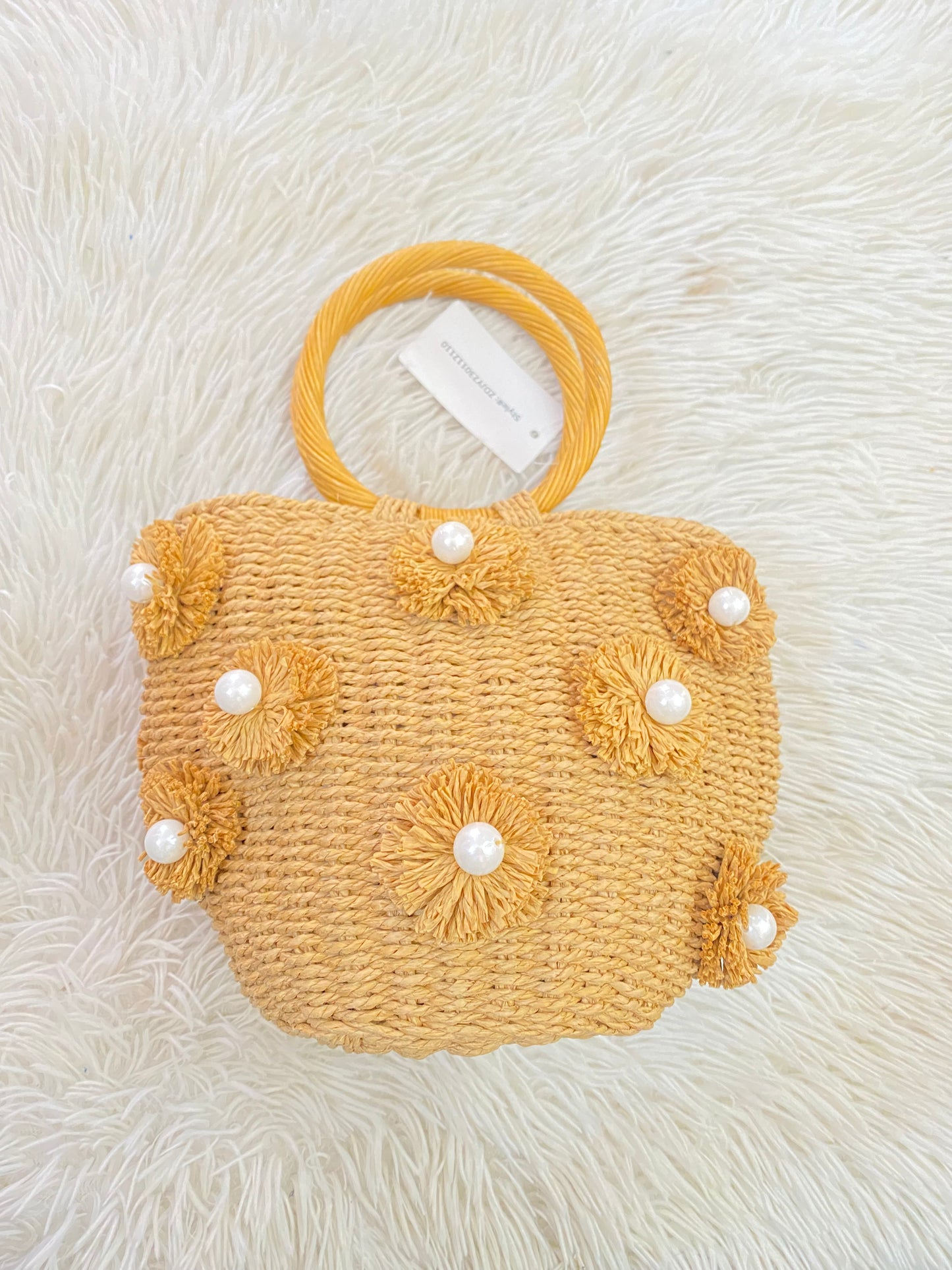 Cartera/Bolso Fashion Nova original, de mimbre tejido con perlas blancas.