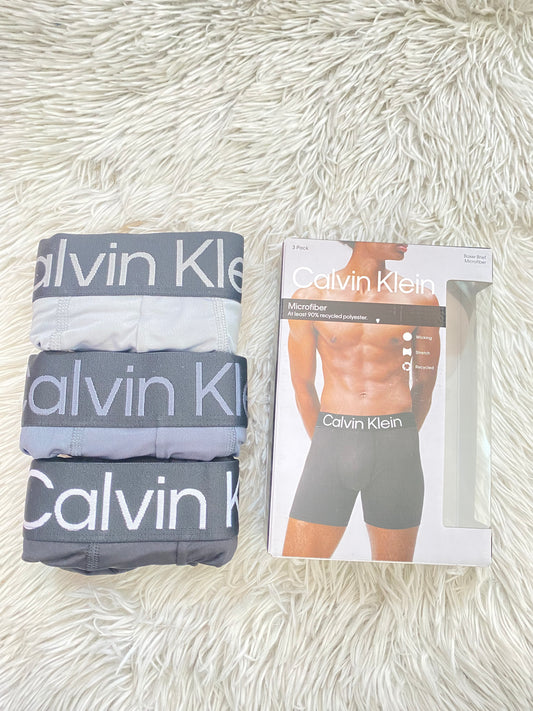 Boxer Calvin Klein original, pack de 3, diferentes colores neutros y letras de la marca en la parte superior.