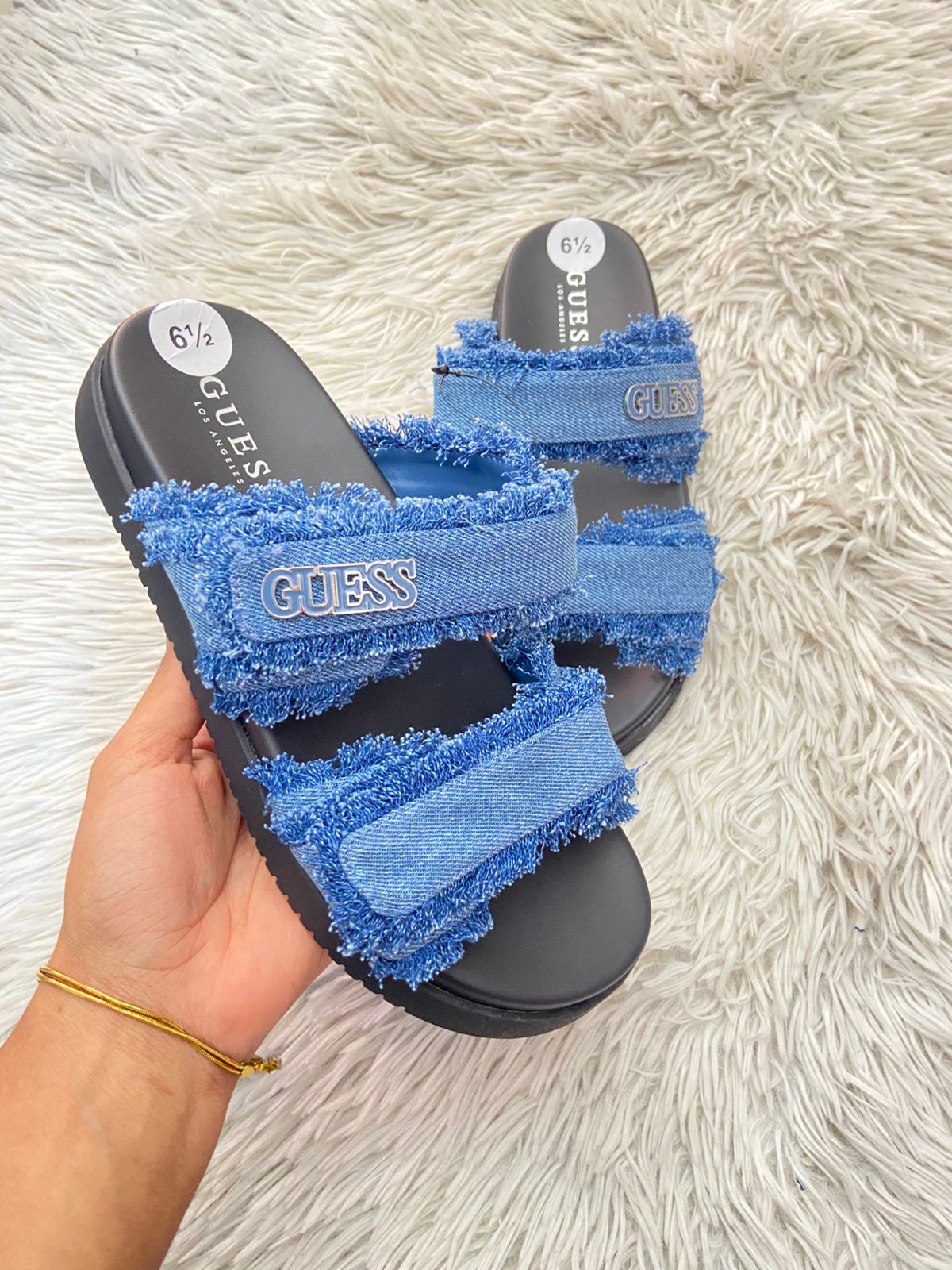 Sandalias GUESS original, negra con azul y tela en Jean con placa GUESS en plateado.