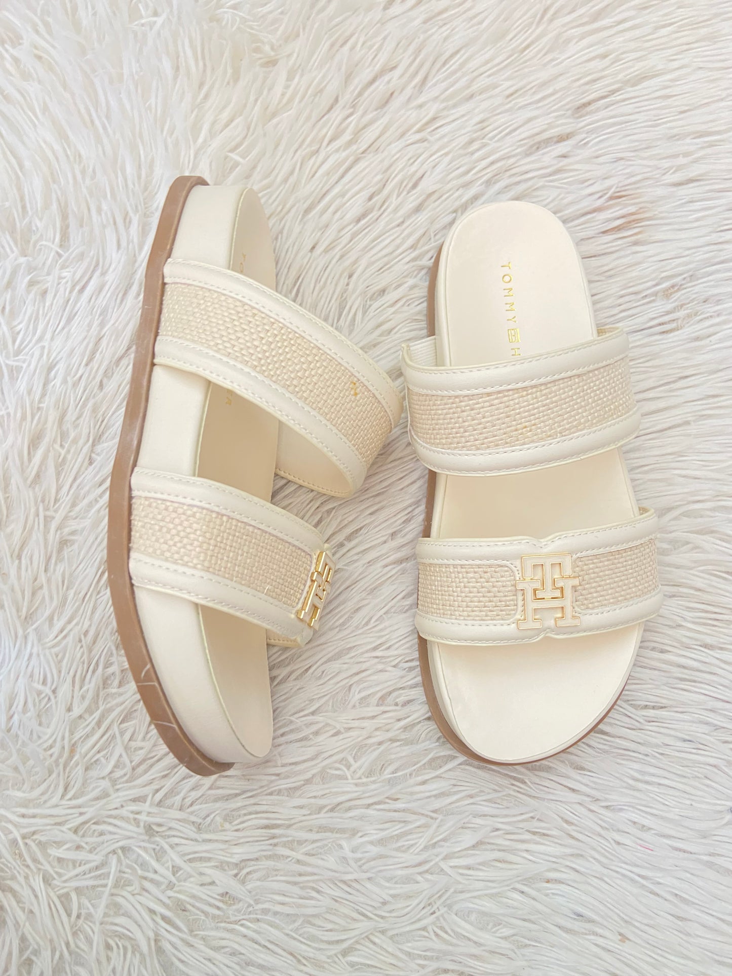 Sandalias TOMMY HILFIGER ORIGINAL original crema con placa TH en blanco con dorado.