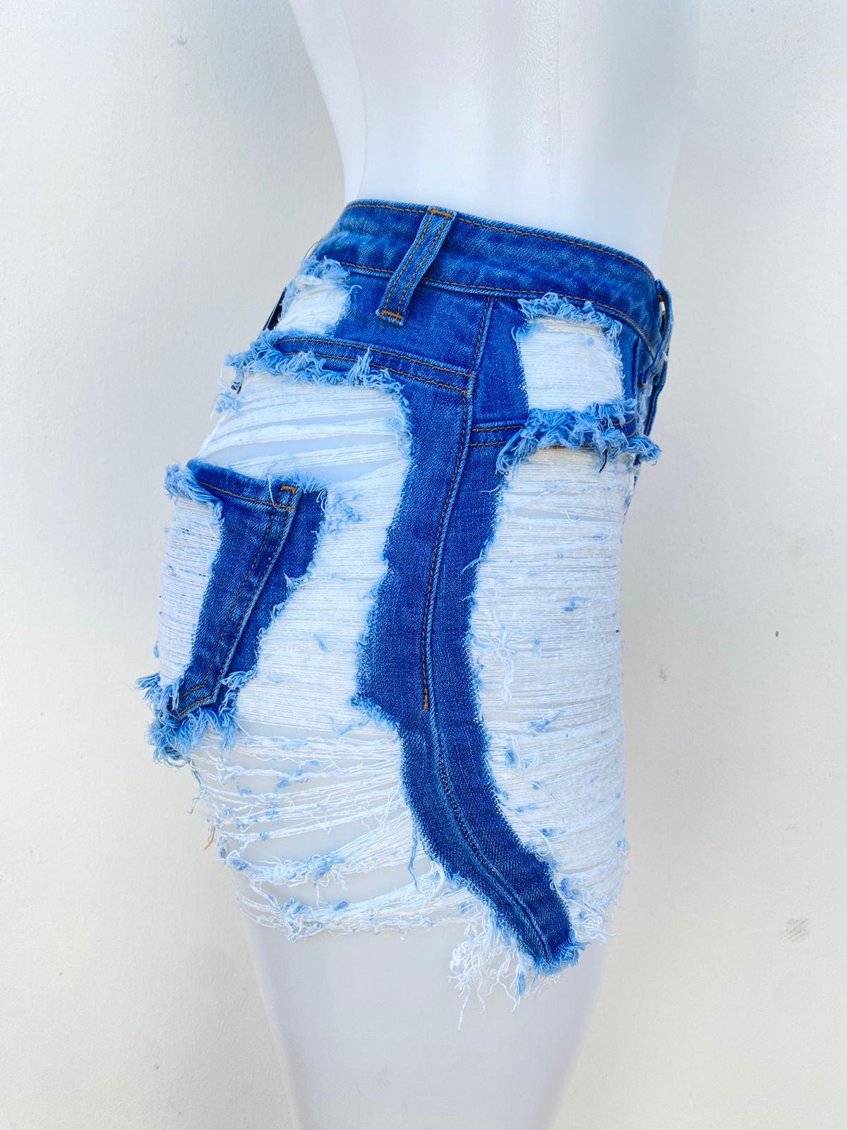 Short Fashion Nova original azul claro con desgastado en hilos.