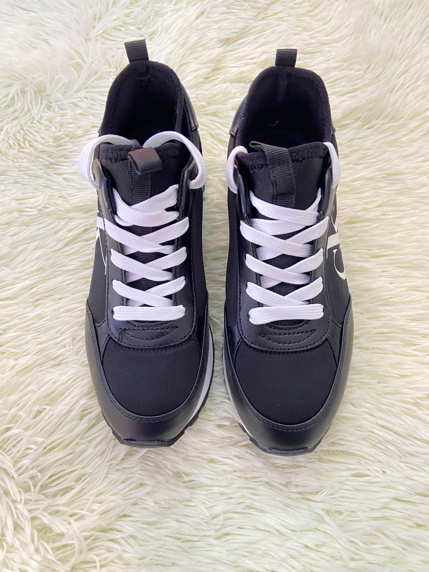 Tenis CLAVIN KLEIN original, negro con suela en color blanco y letras CK en  los lados.