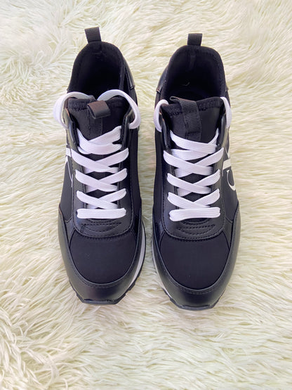 Tenis CLAVIN KLEIN original, negro con suela en color blanco y letras CK en  los lados.