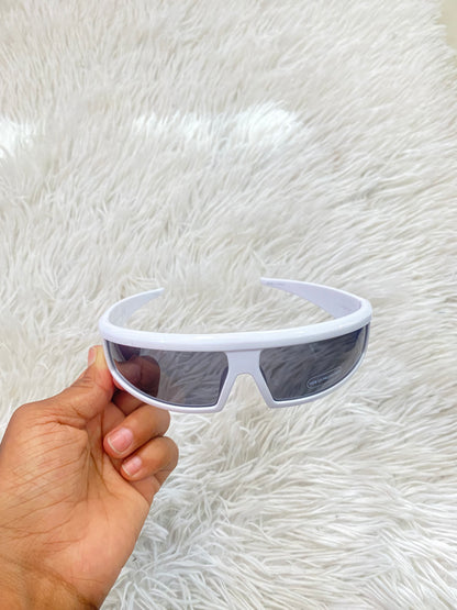 Lentes diseñados con protección UV 100-400 para proteger tu visión. Blanco con micas negras, cuadrado finos.