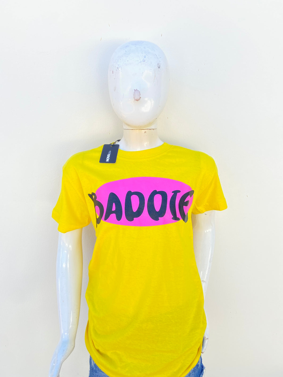 T-shirt amarillo con letras BADDIE en negro (chica mala )