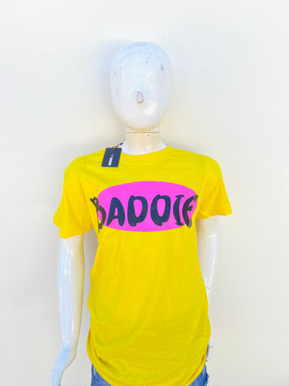 T-shirt amarillo con letras BADDIE en negro (chica mala )