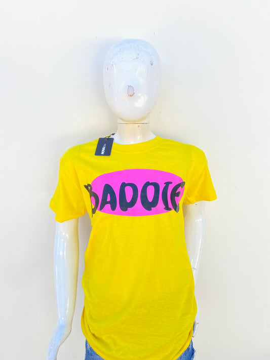 T-shirt amarillo con letras BADDIE en negro (chica mala )