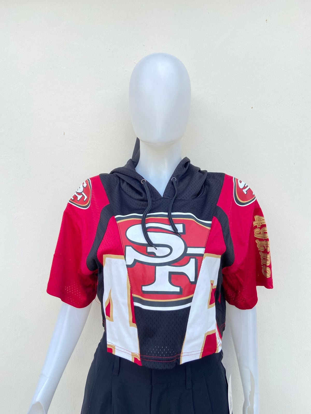 Top NFL original, negro con rojo, blanco y letras SF en blanco, y capucha.